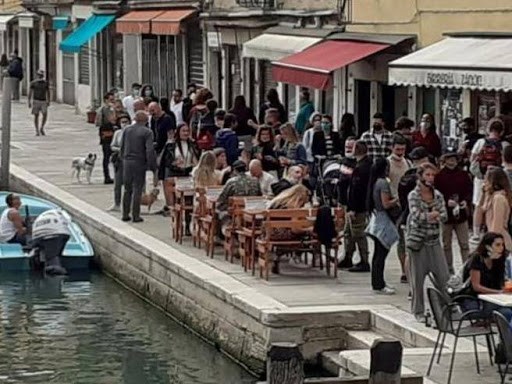 ASSALTO ALLO SPRITZ? IL MERCATO DEL VINO ‘RESPIRA’